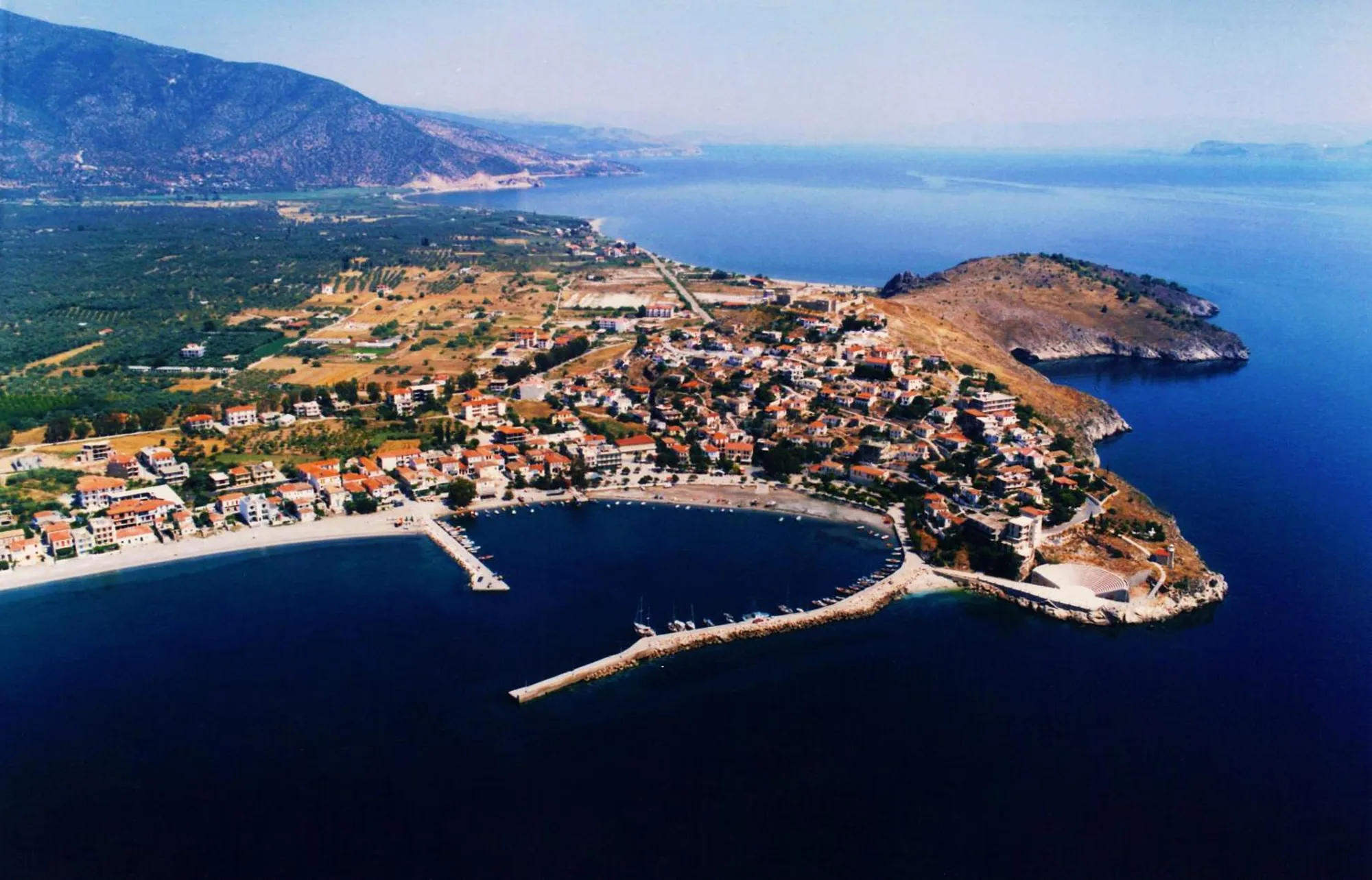 Η χερσόνησος του Παραλίου Άστρους με το κάστρο