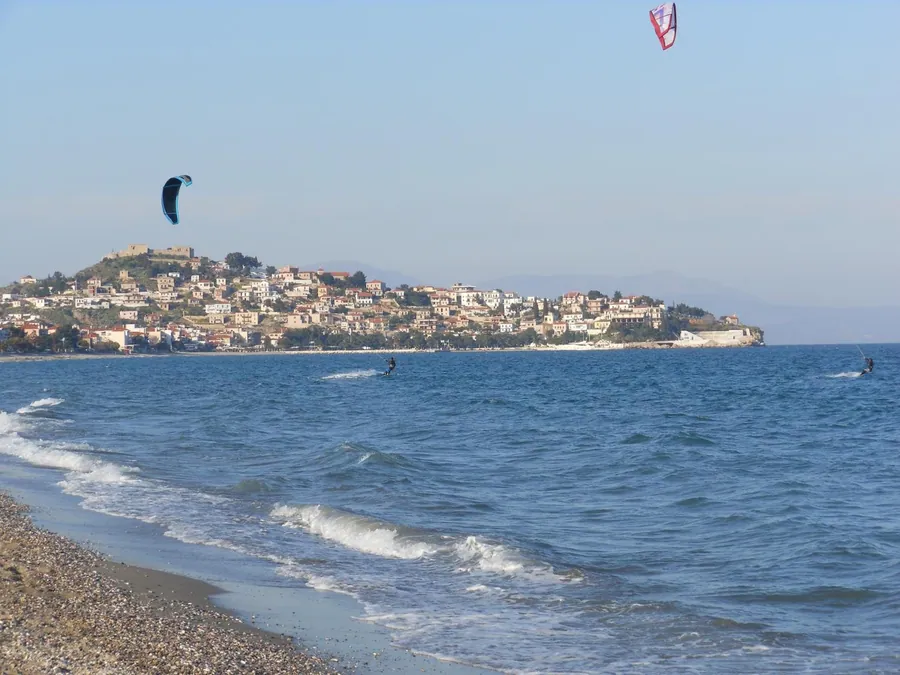Η παραλία με το κάστρο στο βάθος